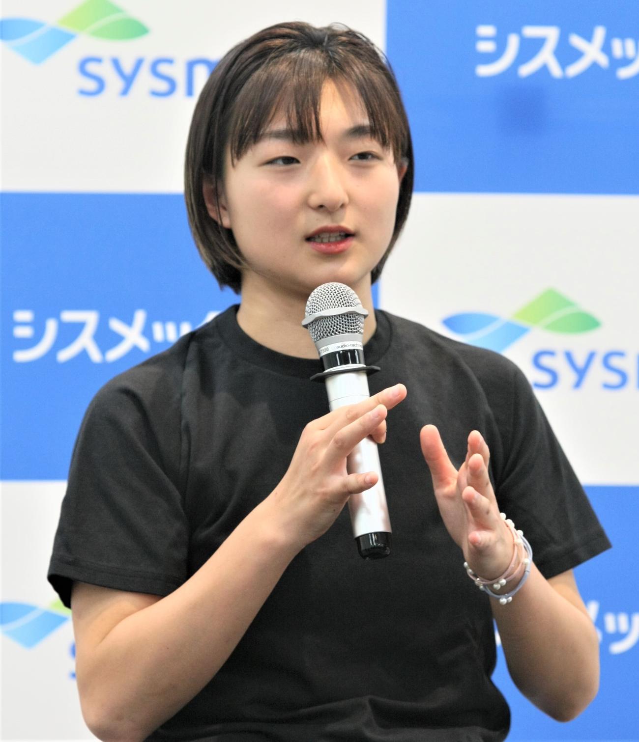 カナダへの出国前に取材会に登壇したフィギュアスケート女子の坂本（撮影・藤塚大輔）