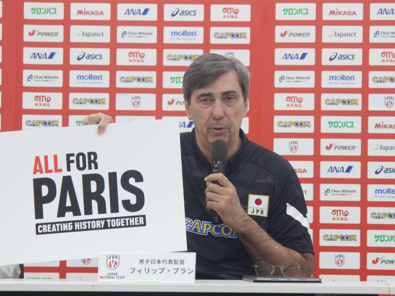バレーボール男子日本代表のキックオフ会見で今季のスローガンを発表するブラン監督（撮影・勝部晃多）