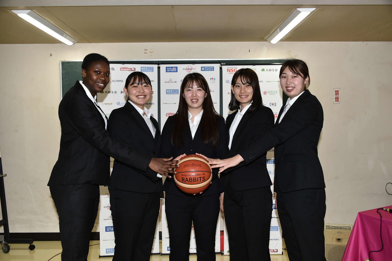 新潟BBラビッツの新加入選手。左からジョル・セイナブ・ライ、高瀬ゆのか、柳瀬柚奈、山瑞美子、中道玲夏