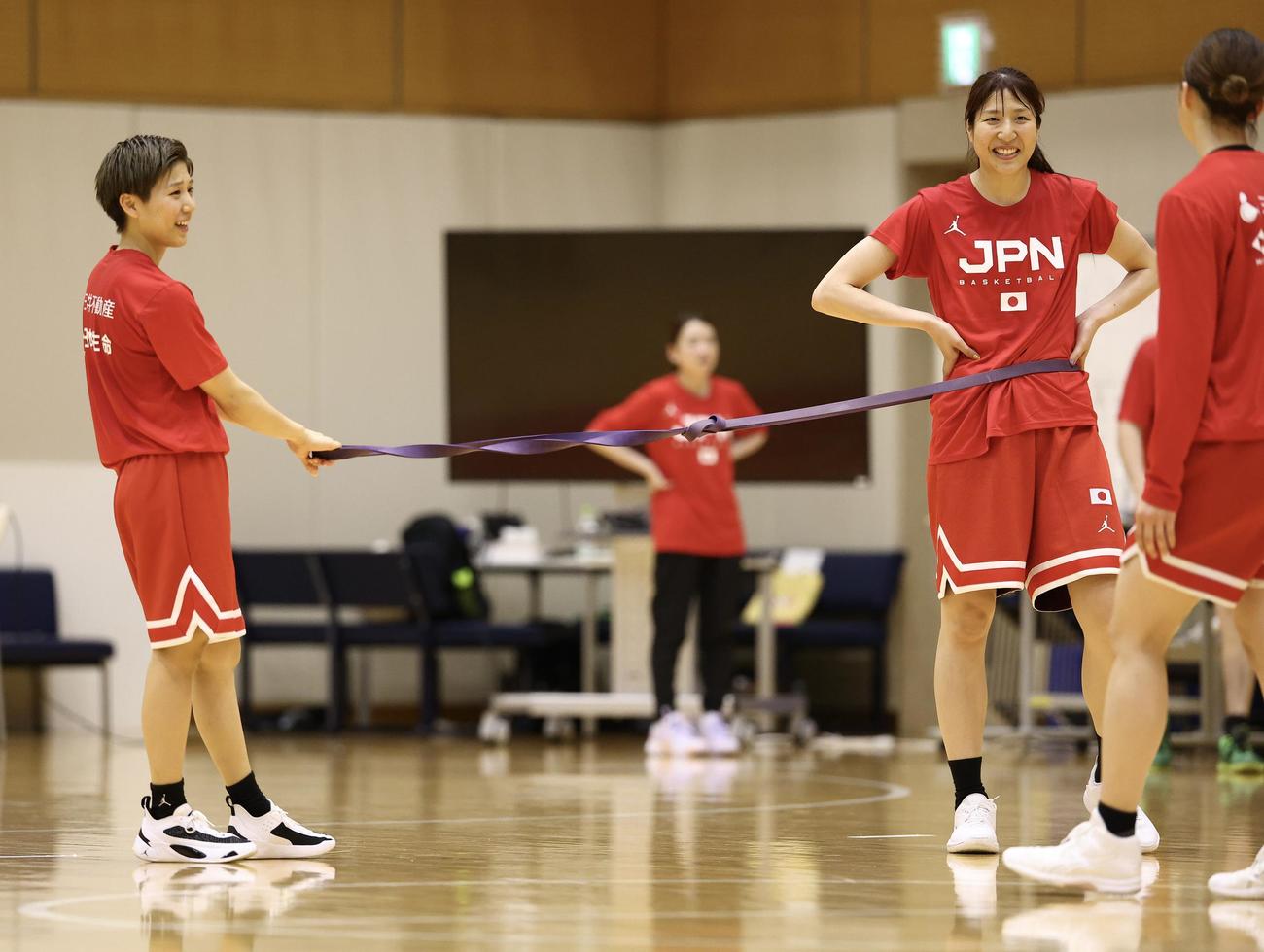 女子日本代表チームの第1次強化合宿に臨む町田（左）と宮沢（撮影・河田真司）