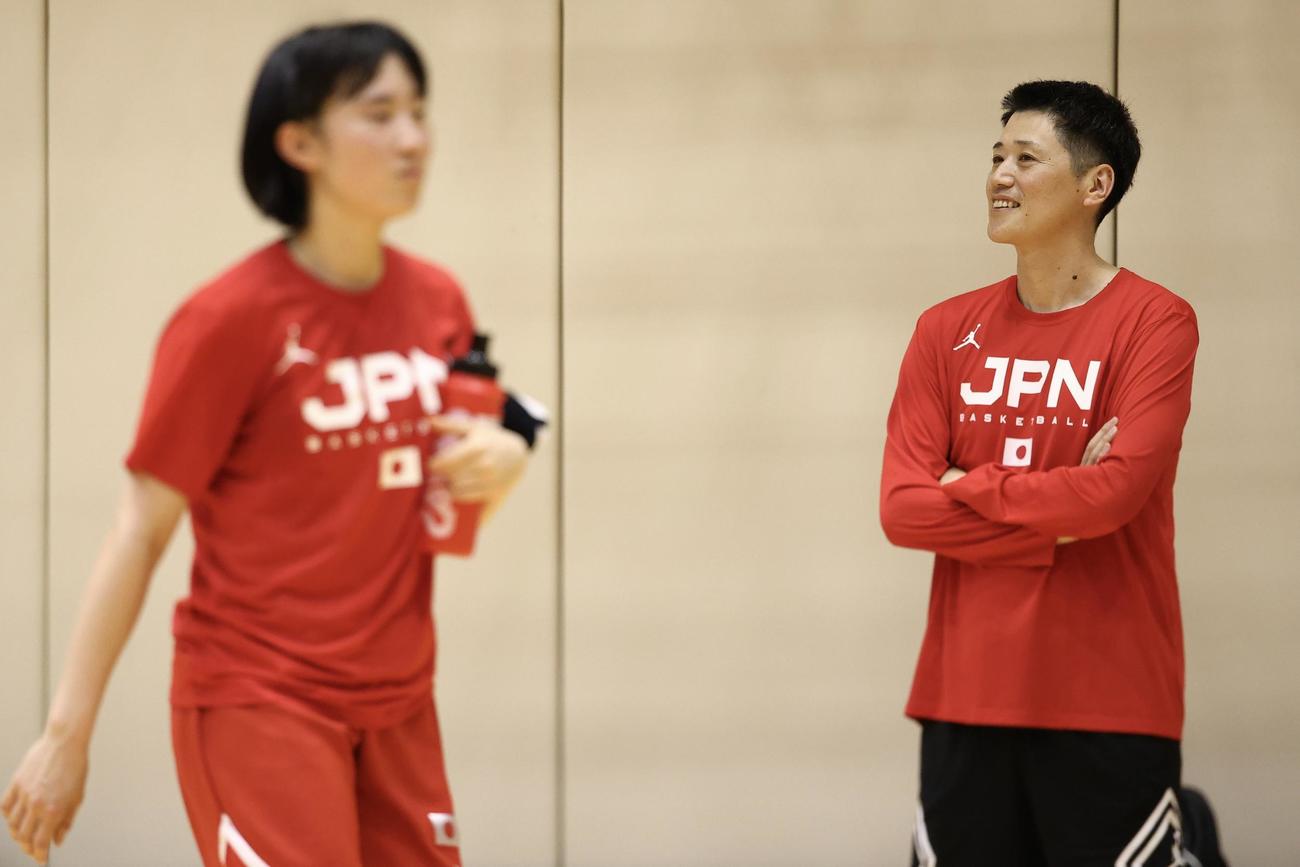 練習を見守る女子日本代表恩塚ヘッドコーチ（撮影・河田真司）