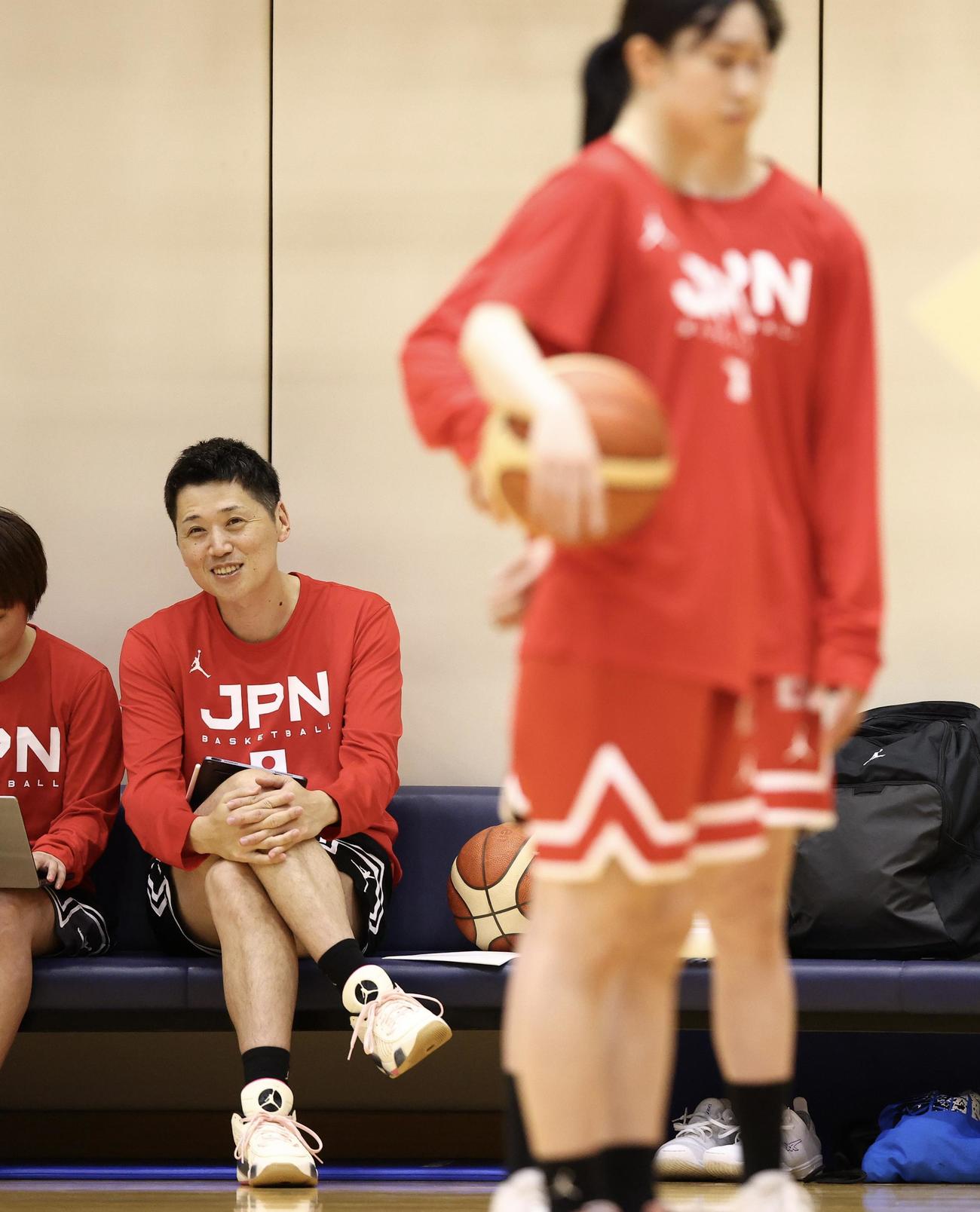 第1次強化合宿に臨む女子日本代表恩塚HC（左）（撮影・河田真司）