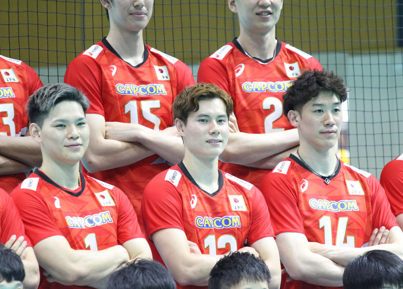 バレーボール男子日本代表のキックオフ会見で、写真に納まる（左から）西田、高橋藍、石川（撮影・勝部晃多）