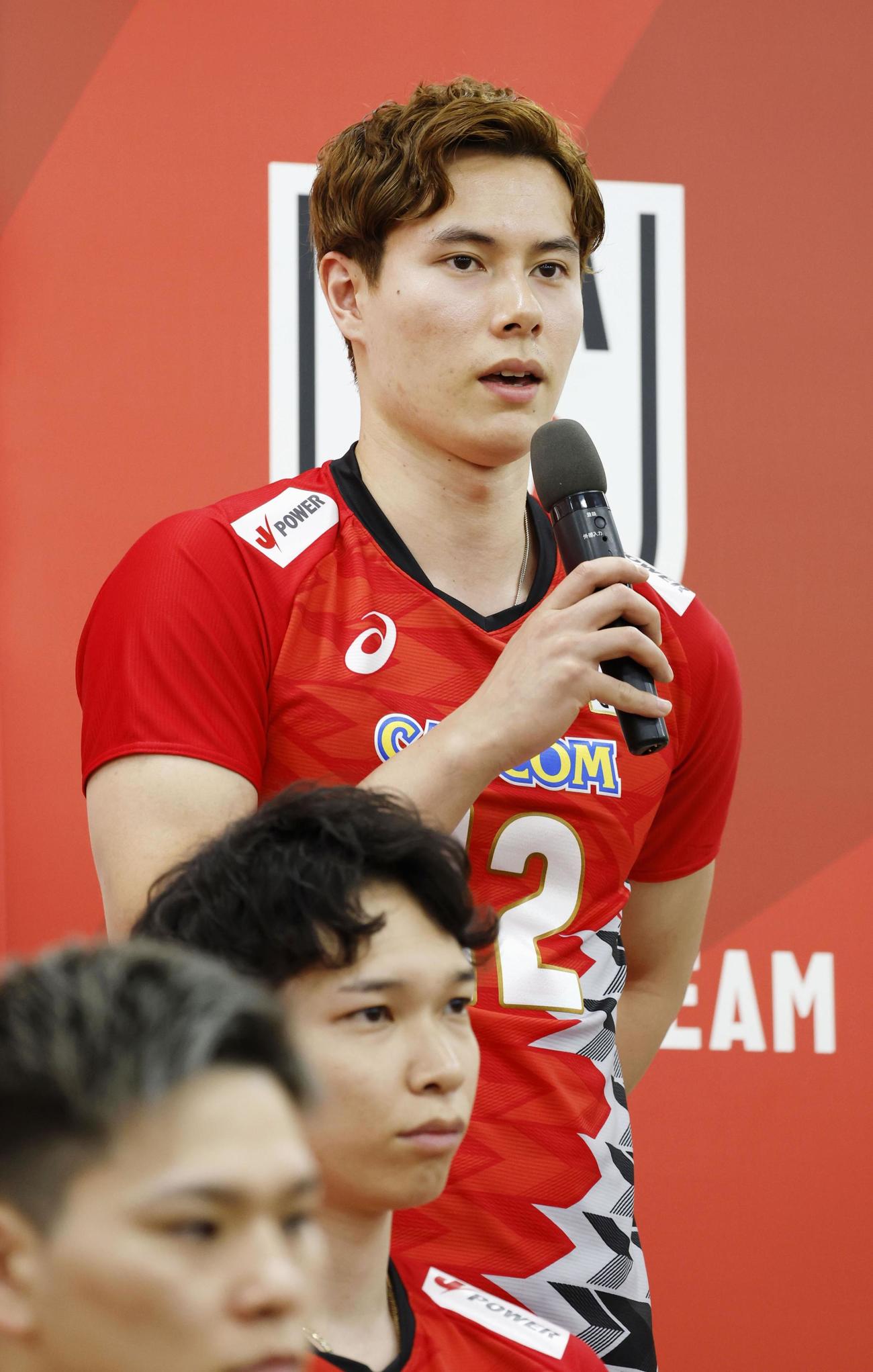 記者会見で意気込みを語るバレーボール男子日本代表の高橋藍（共同）