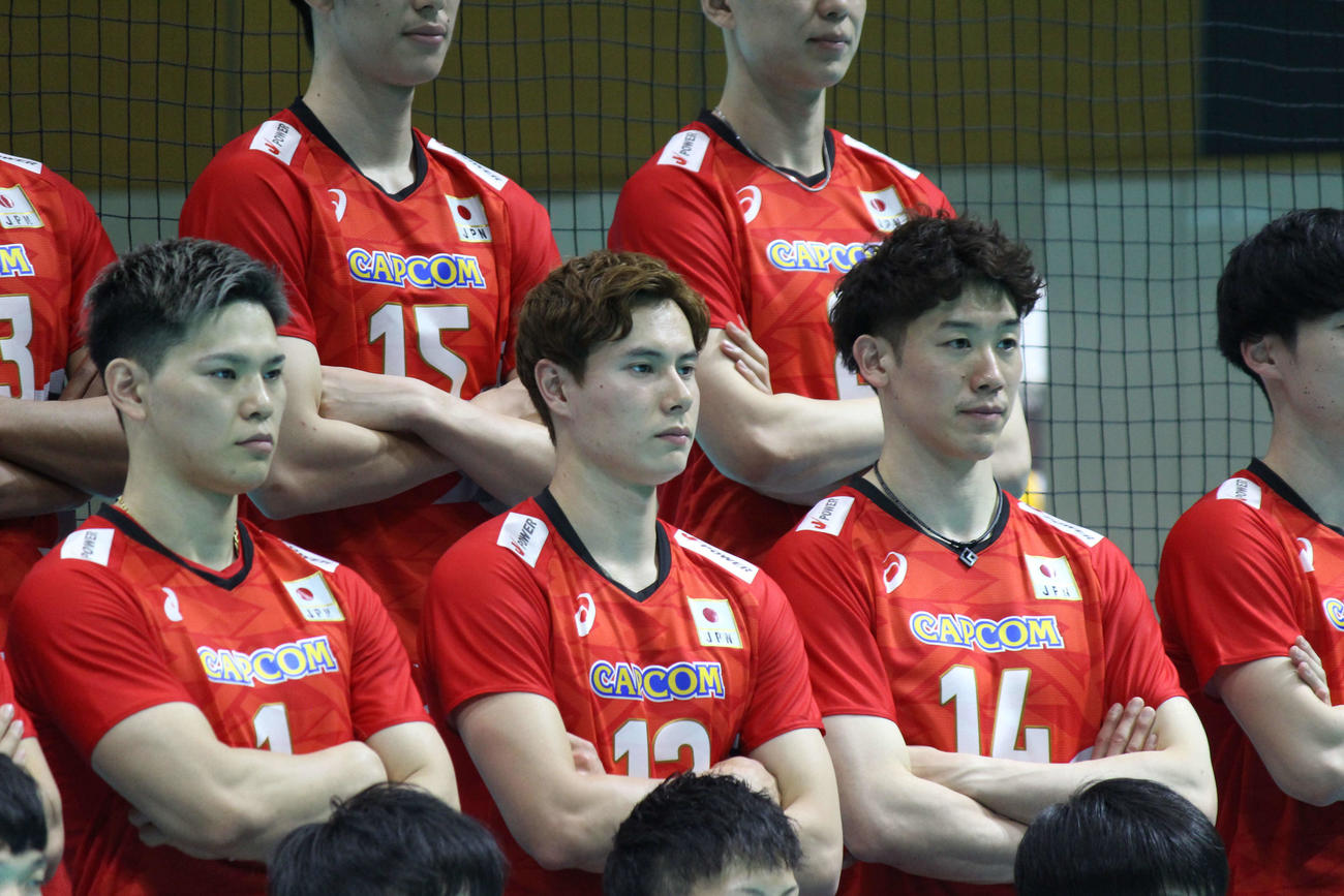 バレーボール男子日本代表のキックオフ会見で、写真に納まる（左から）西田、高橋藍、石川（撮影・勝部晃多）