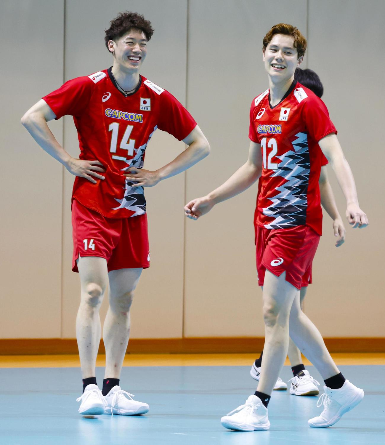 笑顔を見せるバレーボール男子日本代表の石川祐希（左）と高橋藍（共同）