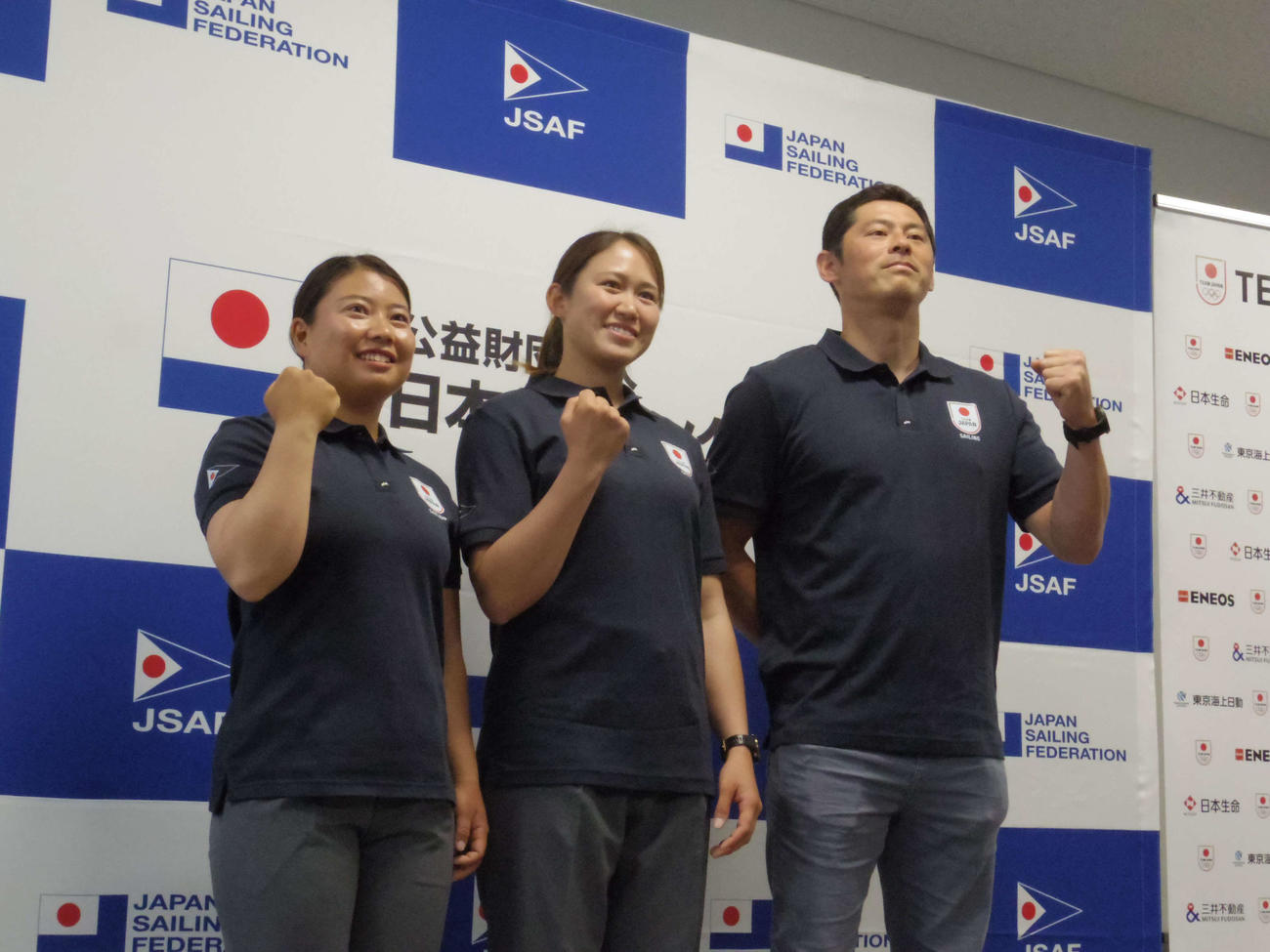 セーリングの女子49erFX級でパリ五輪出場を決めた田中（左）と永松ペアと、男子iQフォイル級で5大会連続五輪出場を決めた富沢（右）