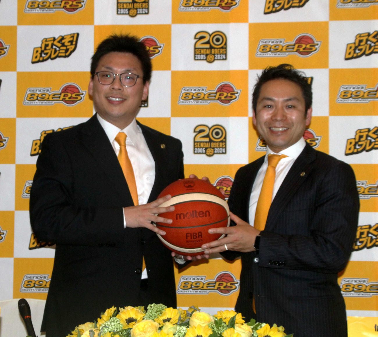 新生仙台で「日本一」を目指す落合新HC（左）と志村社長（撮影・木村有優）