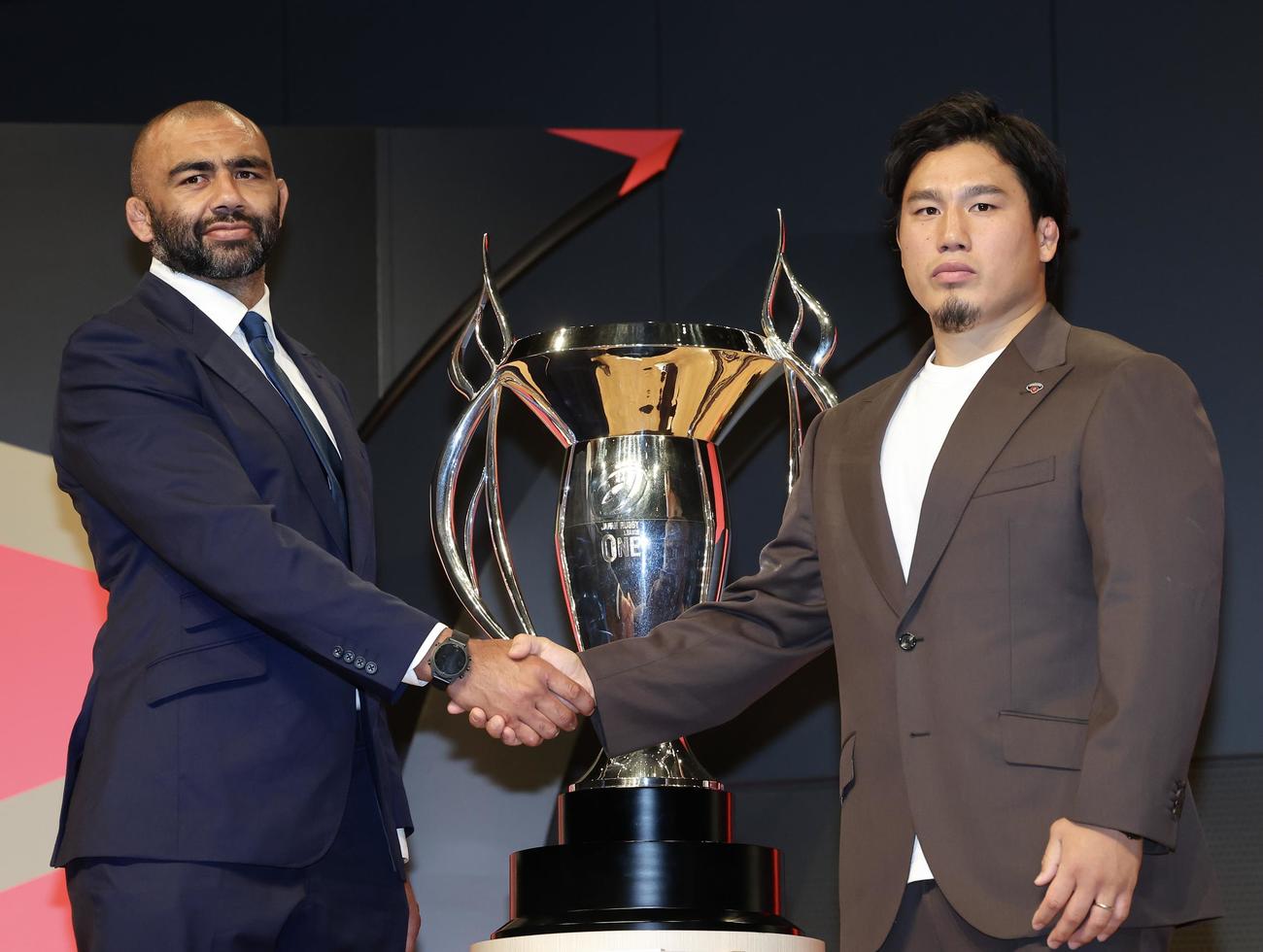 握手を交わすBL東京リーチ・マイケル（左）と東京SG堀越（撮影・河田真司）