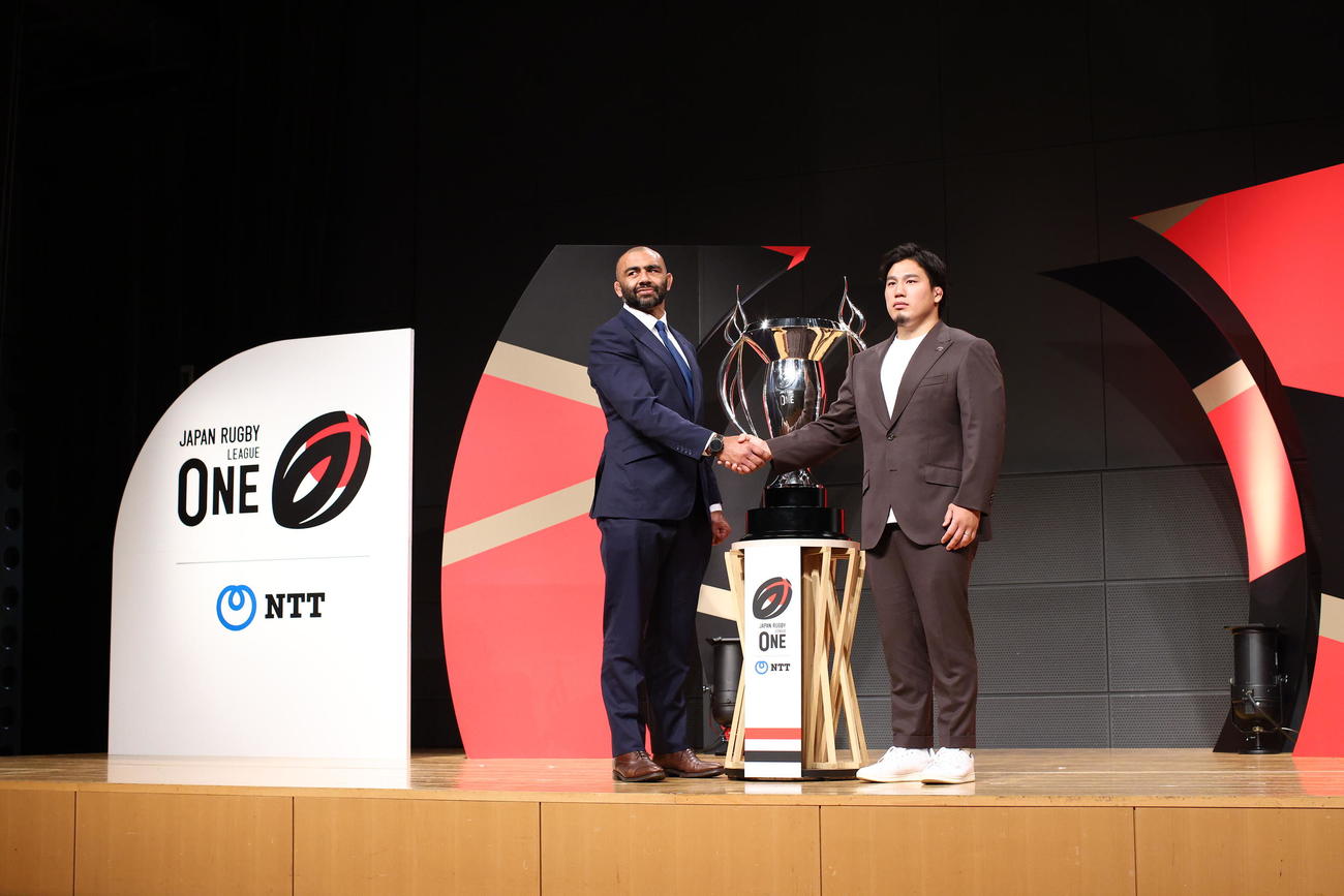 握手を交わすBL東京リーチ・マイケル（左）と東京SG堀越（撮影・河田真司）