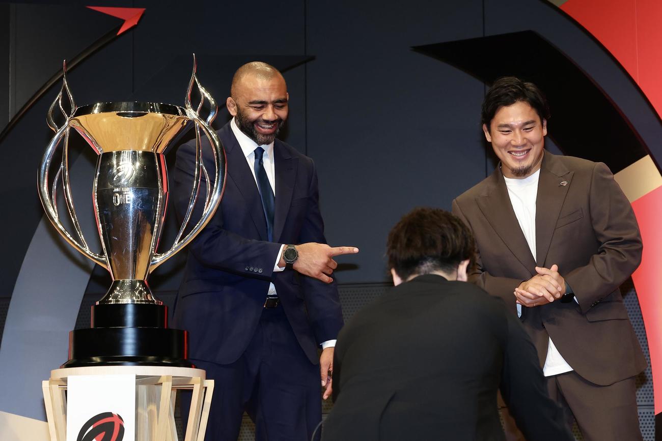 笑顔で言葉を交わすBL東京リーチ・マイケル（左）と東京SG堀越（撮影・河田真司）