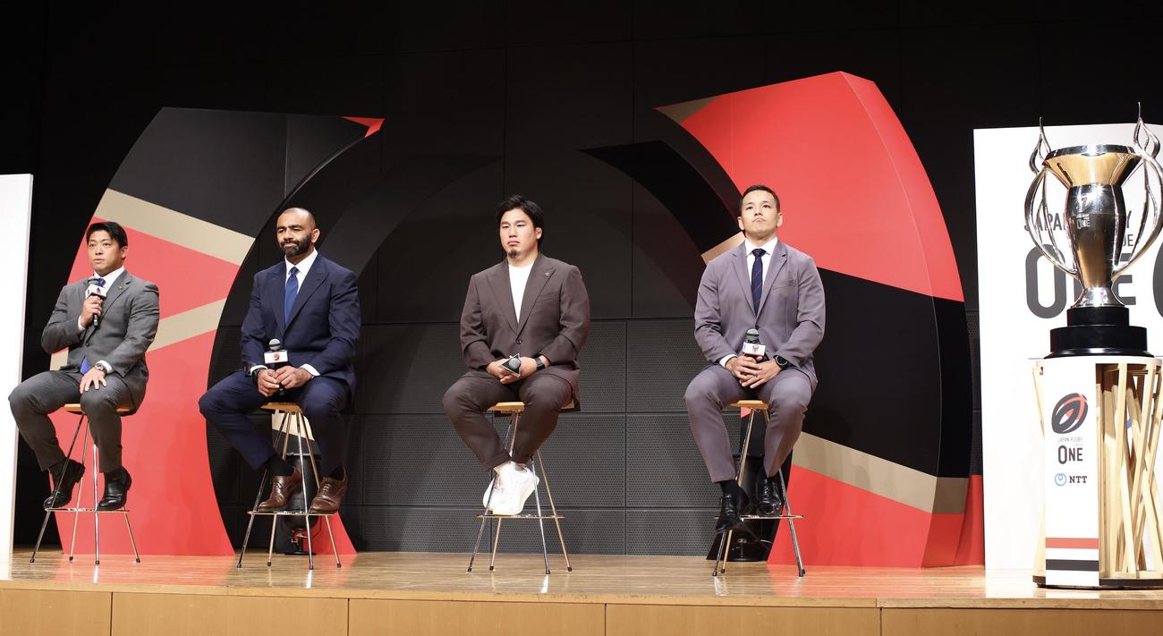 リーグワン2023－24プレーオフトーナメントメディアカンファレンスに臨む、左から埼玉WK坂手、BL東京リーチ・マイケル、東京SG堀越、横浜E梶村（撮影・河田真司）