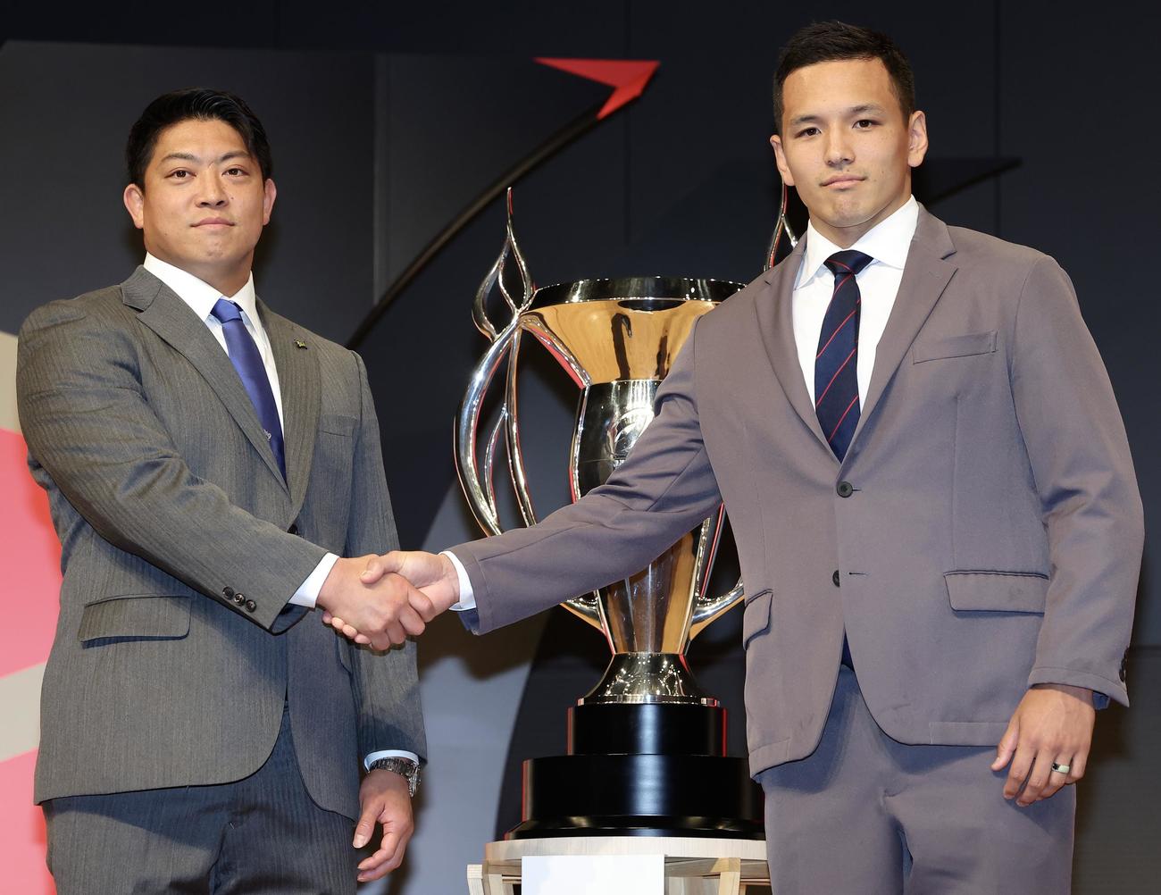 笑顔で握手を交わす埼玉WK坂手、横浜E梶村（撮影・河田真司）