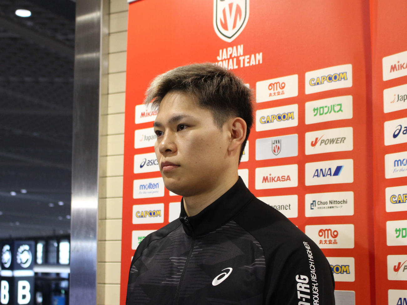 取材に応じるバレーボール男子日本代表の西田（撮影・勝部晃多）