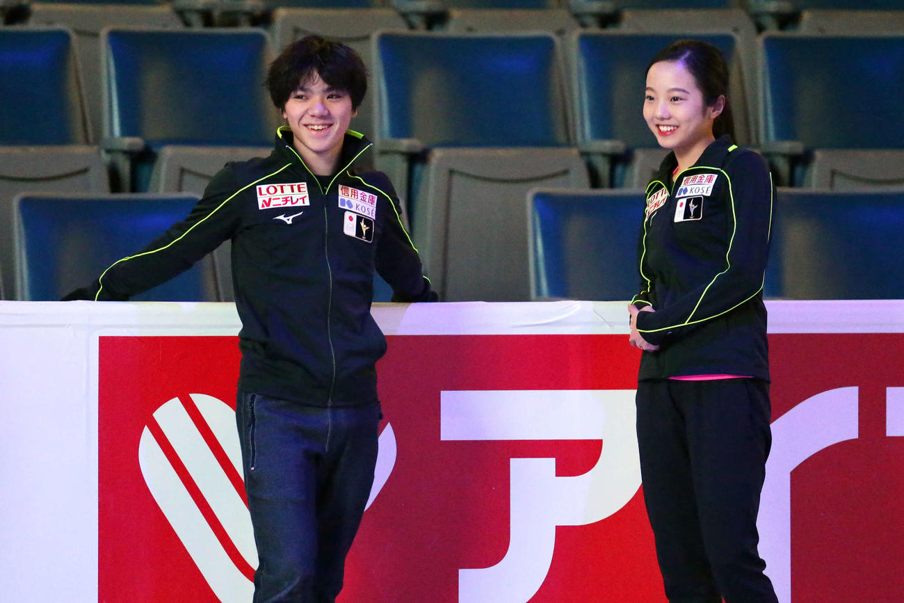 本田真凜（右）と宇野昌磨（2017年撮影）