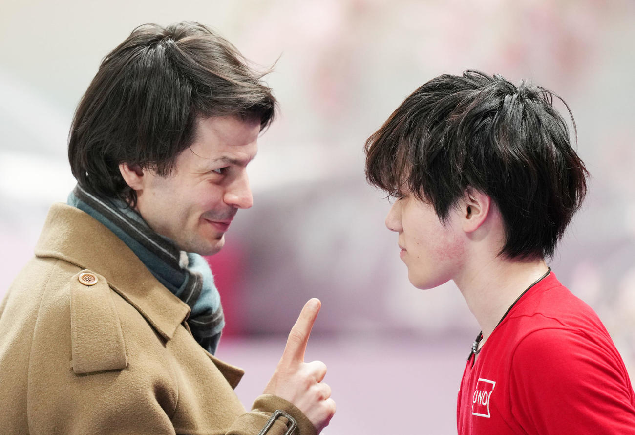 世界フィギュアスケート選手権2023　笑顔で言葉を交わす宇野昌磨（右）とステファン・ランビエルコーチ＝2023年3月20日