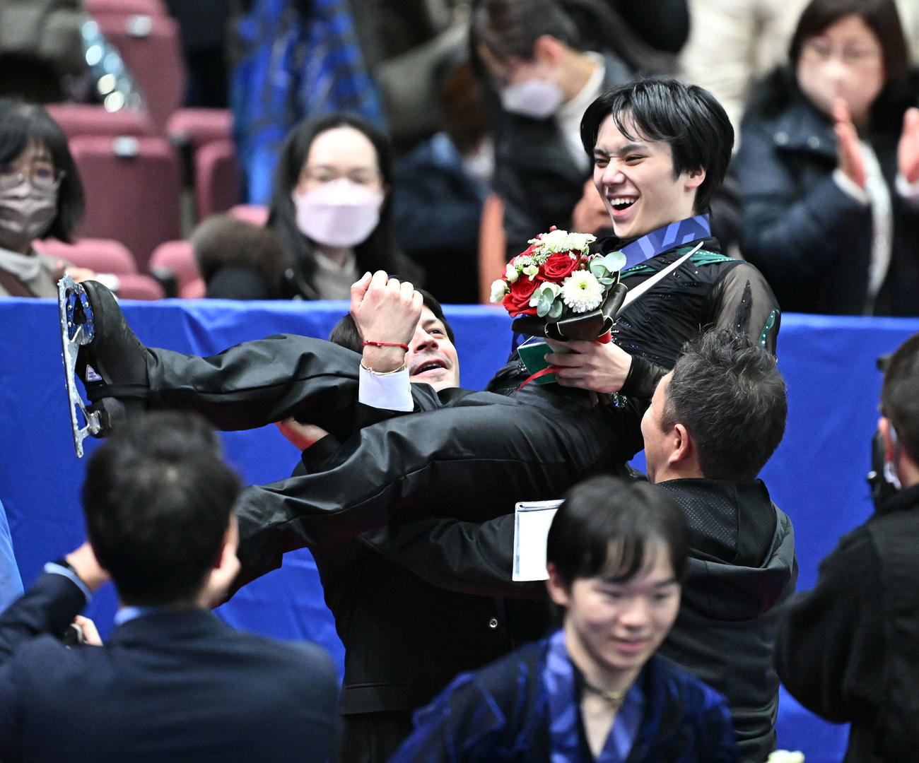 ランビエル・コーチに胴上げされる宇野昌磨（2023年12月撮影）