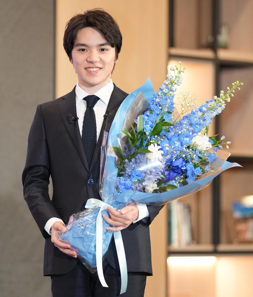 引退会見で花束を手に笑顔の宇野（撮影・鈴木みどり）
