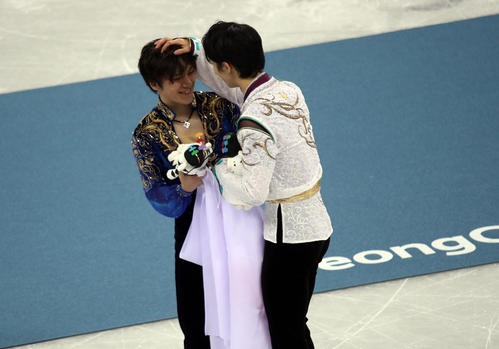 2018年2月　羽生結弦と日の丸を手に喜び合う宇野昌磨