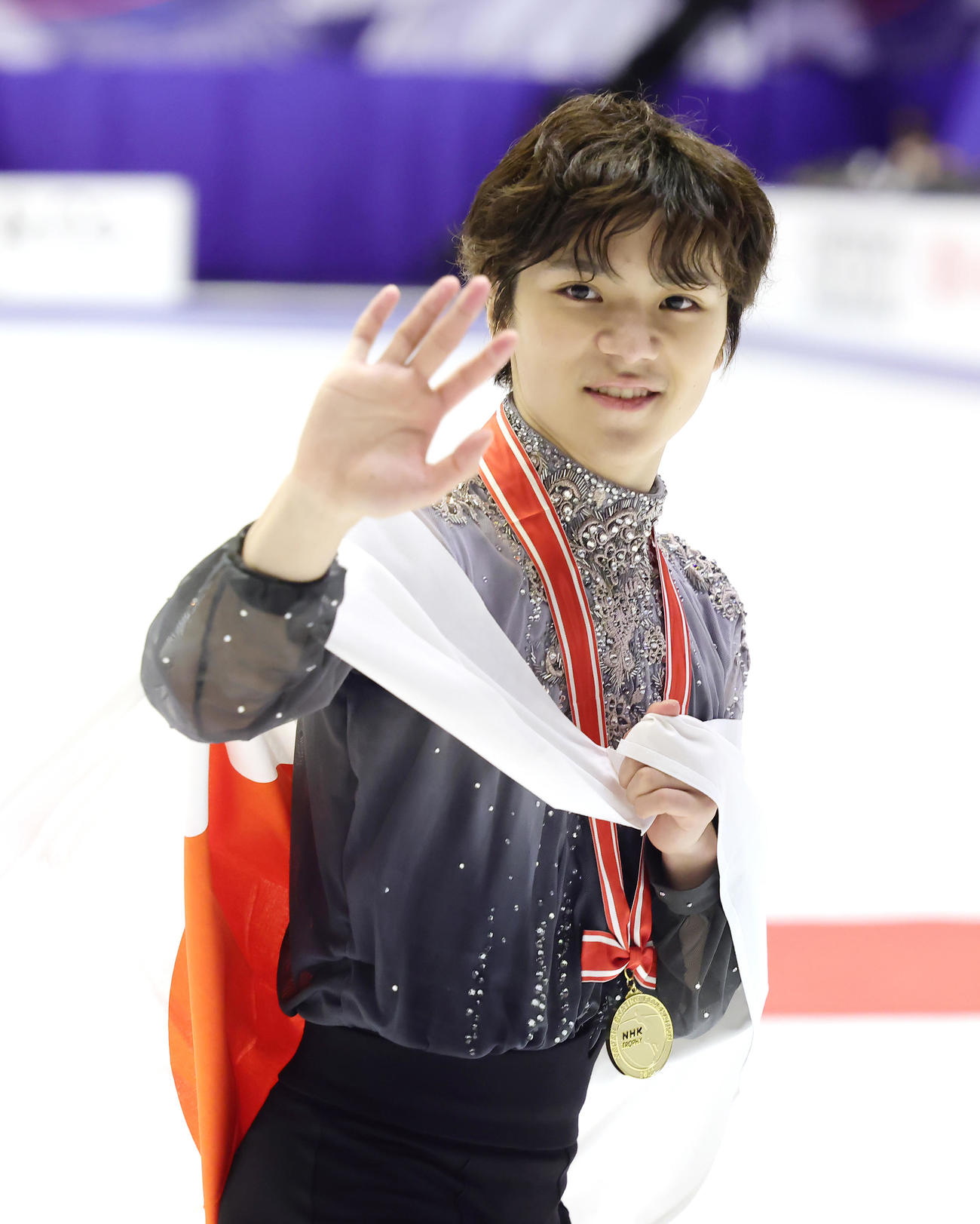2022年11月　優勝し笑顔で手を振る宇野