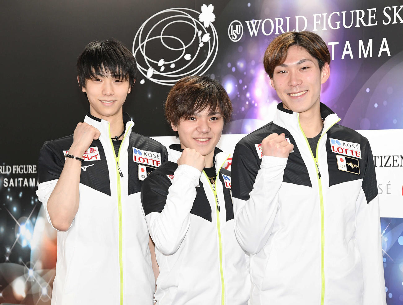 フィギュアスケート世界選手権公式練習　記者会見で、笑顔でガッツポーズする、左から羽生結弦、宇野昌磨、田中刑事＝2019年3月19日