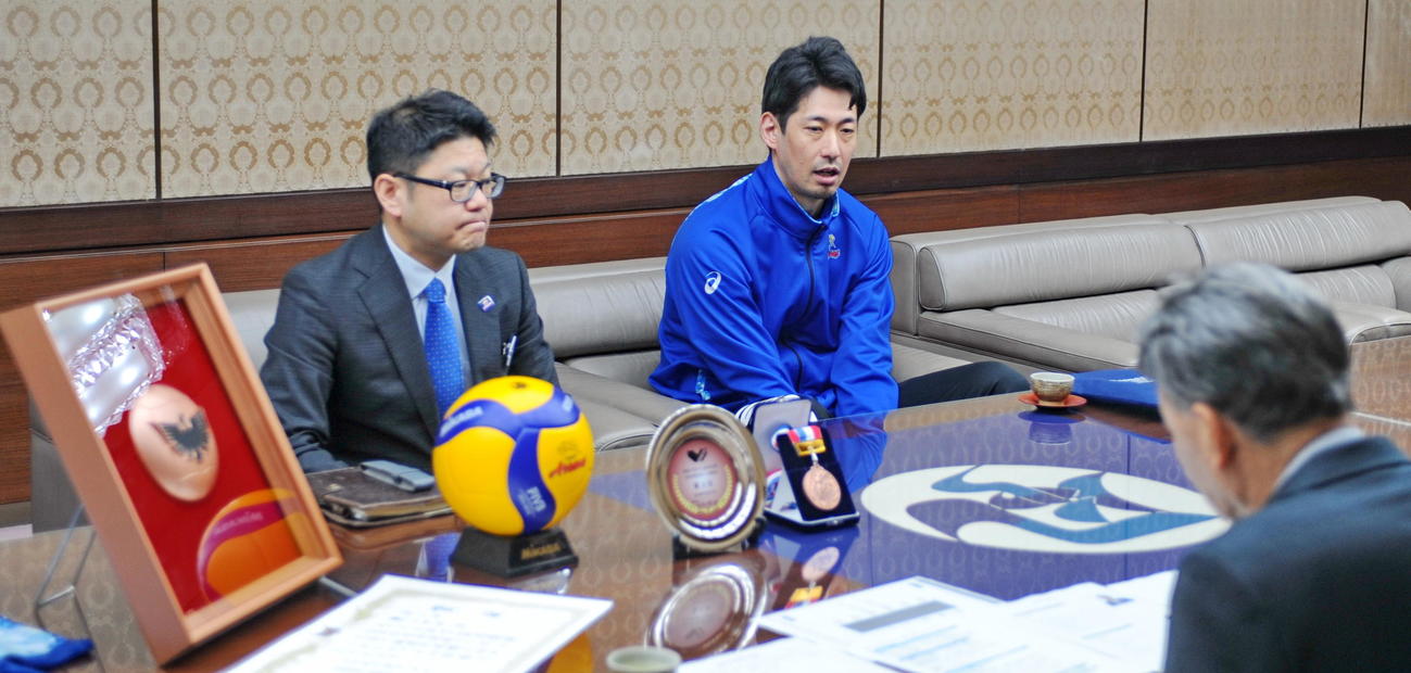 難波喬司市長（手前右）に今季終了報告をする東レ・篠田監督（右奥）　