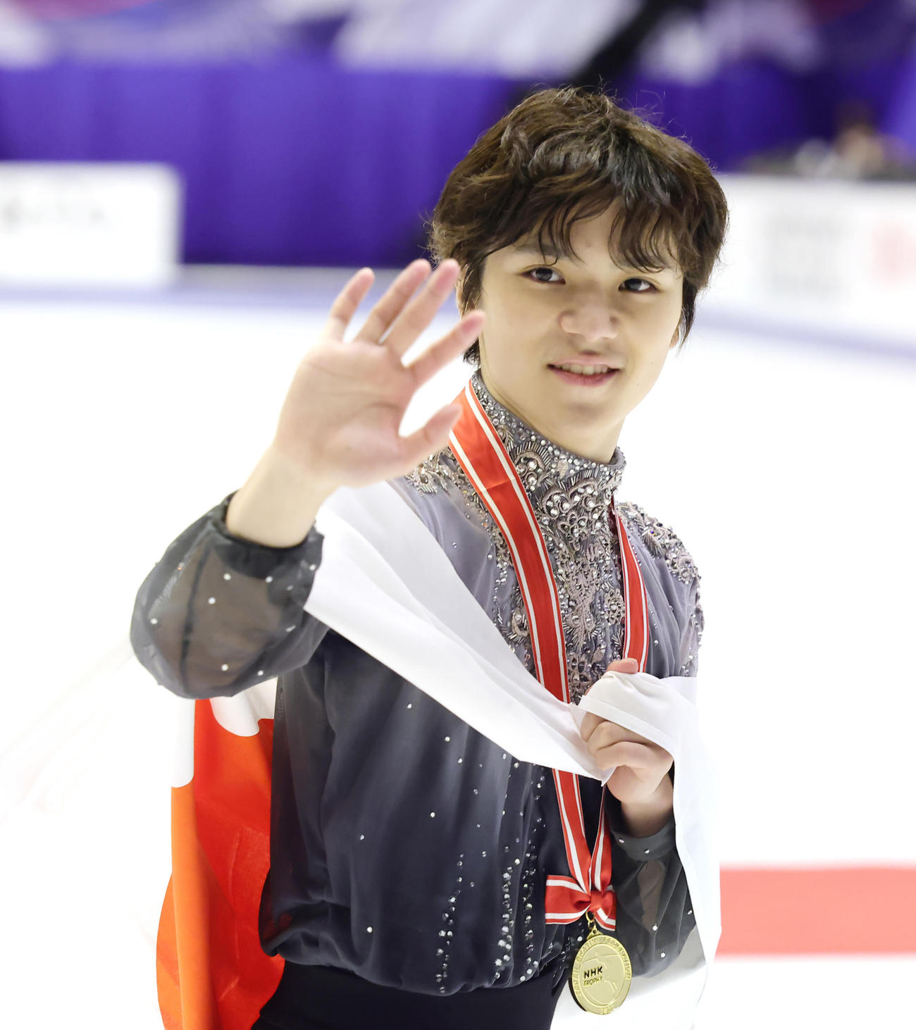 2022年11月　優勝し笑顔で手を振る宇野