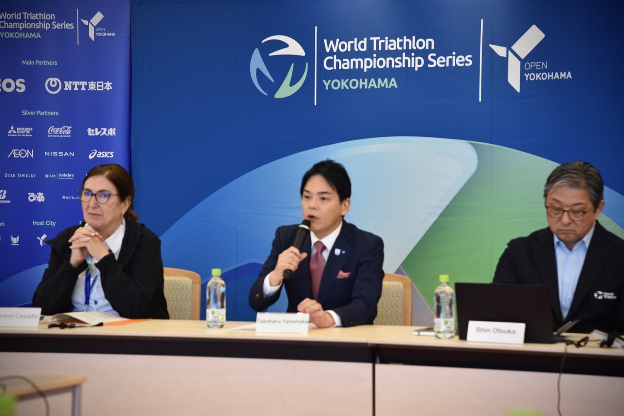 理事会の冒頭であいさつする横浜市の山中市長（中央）とワールドトライアスロンのカサド会長（左）、同大塚副会長（右）
