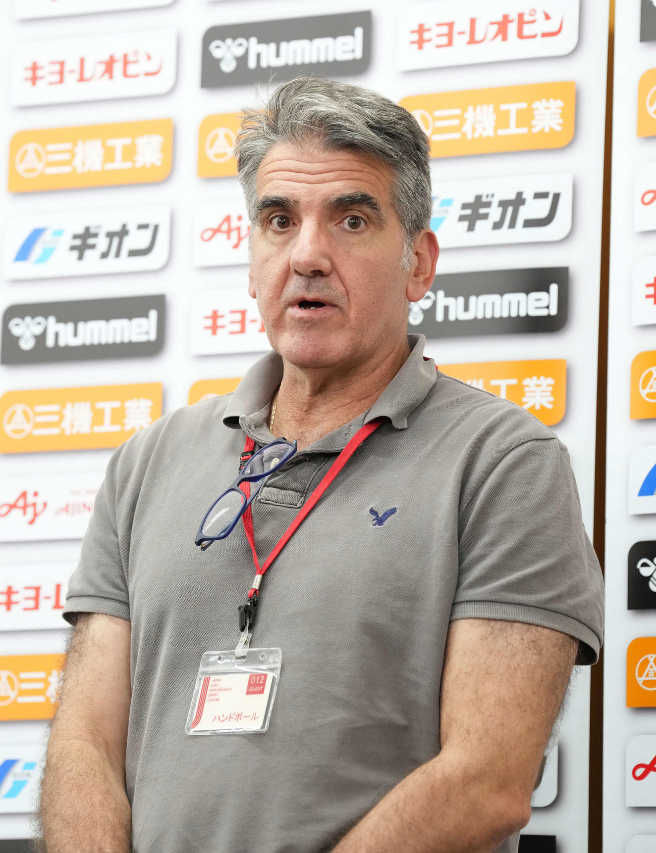 ハンドボール男子日本代表「彗星JAPAN」第1回強化合宿に合わせて来日し会見に臨む新監督のオルテガ氏（撮影・小沢裕）