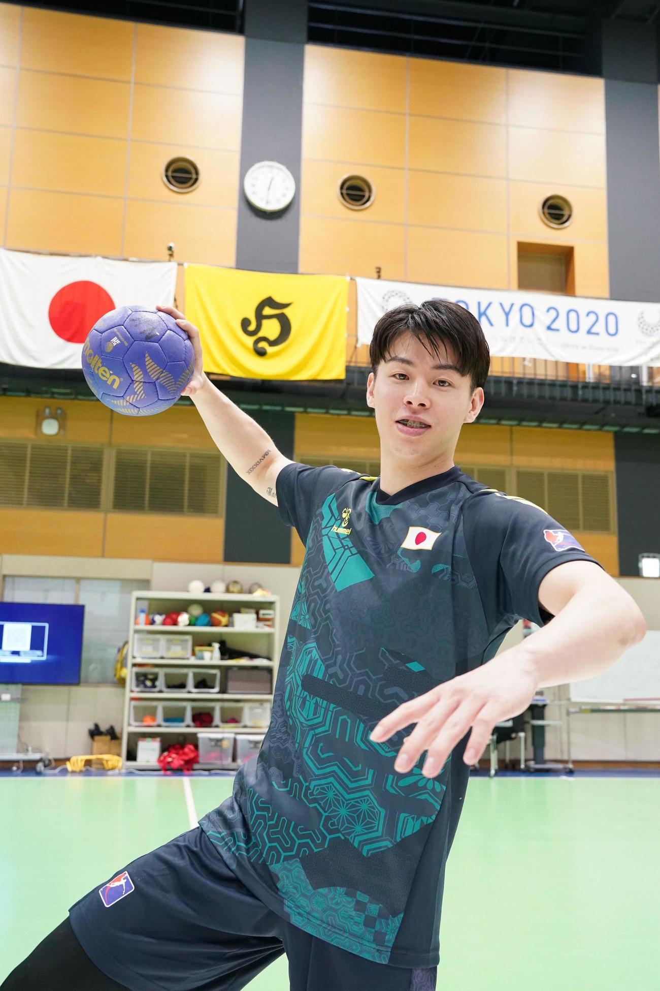 ハンドボール男子日本代表「彗星JAPAN」第1回強化合宿に臨む安平（左）（撮影・小沢裕）