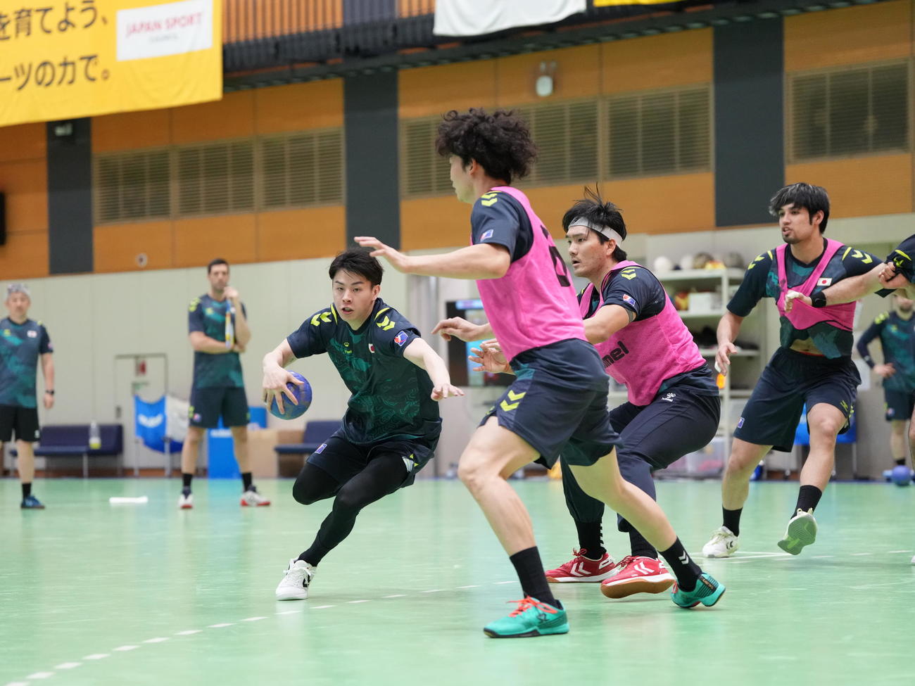 ハンドボール男子日本代表「彗星JAPAN」第1回強化合宿に臨む安平（左）（撮影・小沢裕）