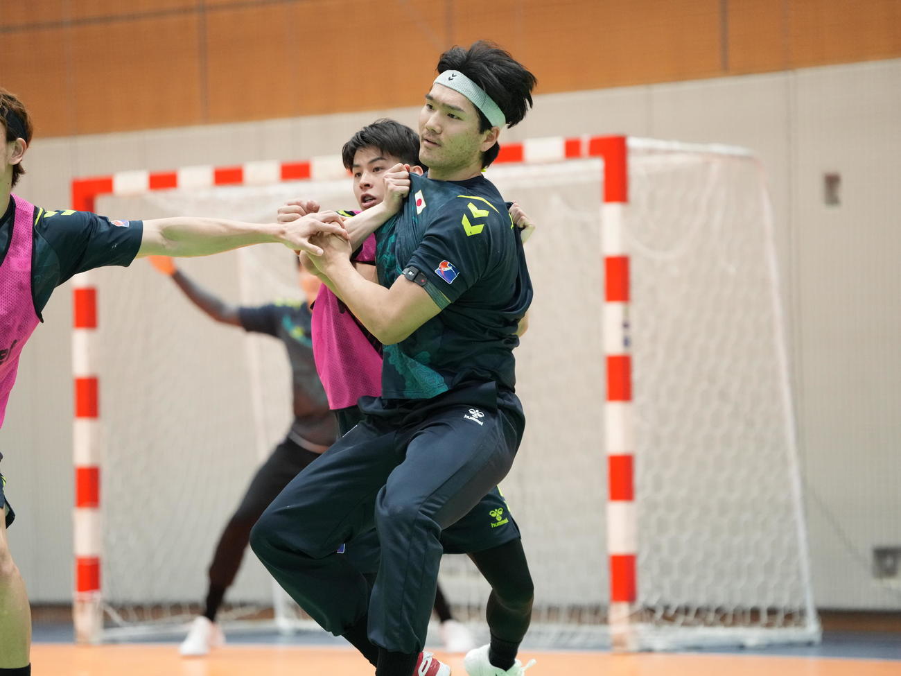 ハンドボール男子日本代表「彗星JAPAN」第1回強化合宿に臨む安平（左）と吉田（撮影・小沢裕）
