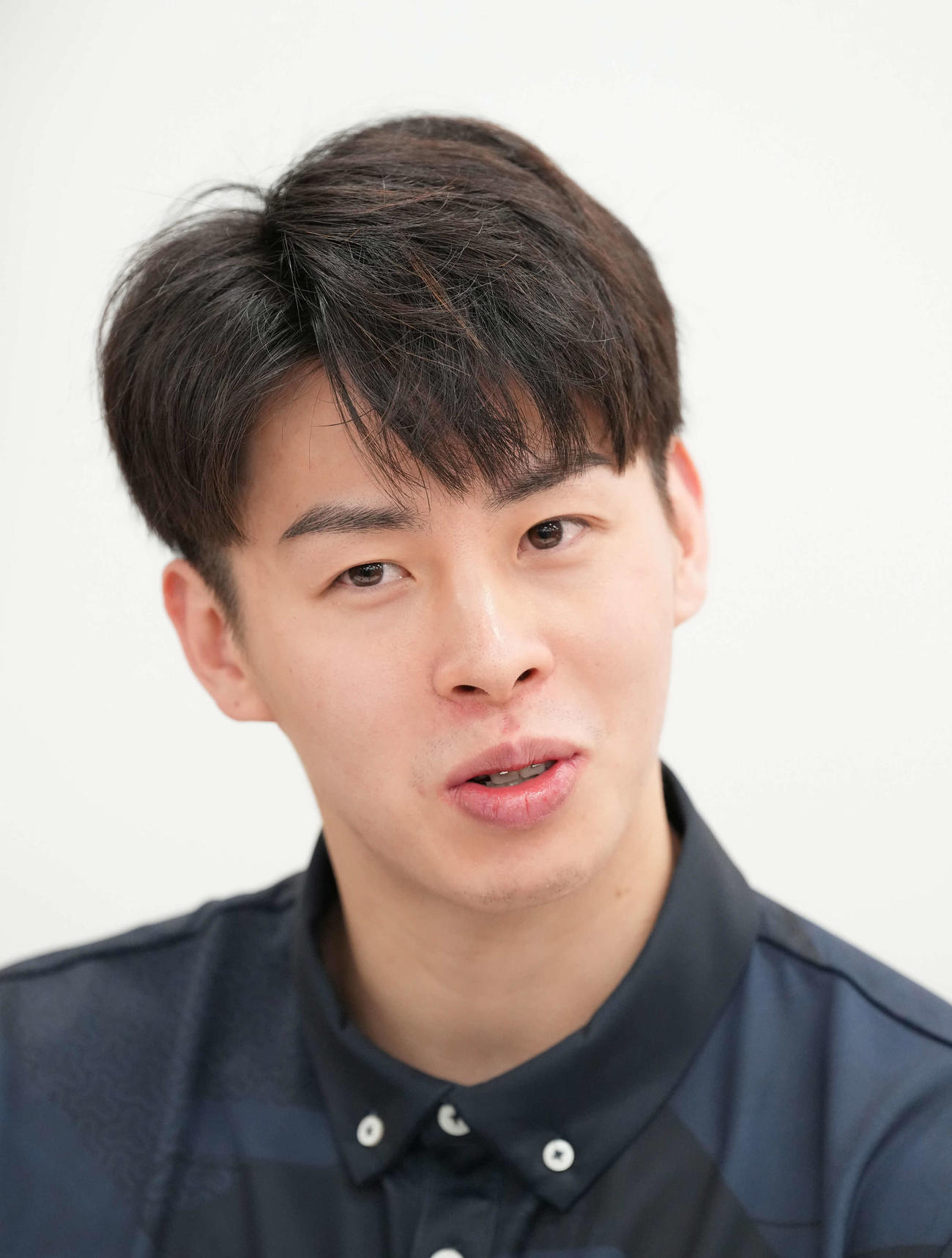 ハンドボール男子日本代表「彗星JAPAN」第1回強化合宿で囲み取材に臨む安平（撮影・小沢裕）
