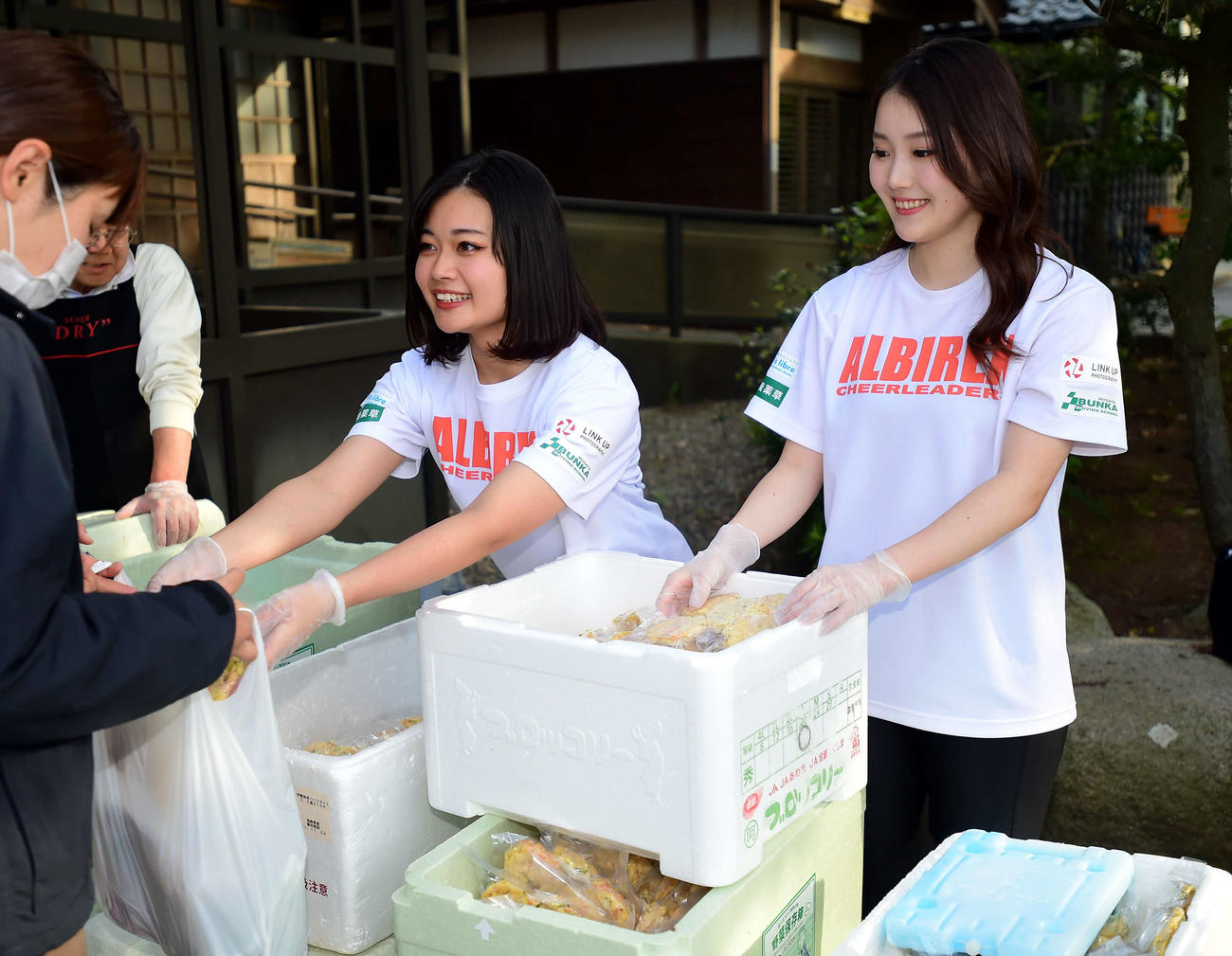 「にしっ子食堂」の活動に参加したアルビレックスチアリーダーズの名古屋（左）と渡辺