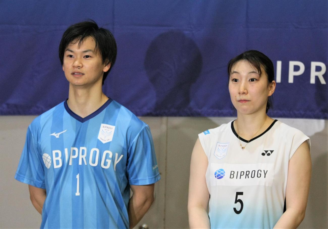 公開練習後に取材対応するバドミントン混合ダブルスの渡辺（左）、東野組（撮影・藤塚大輔）