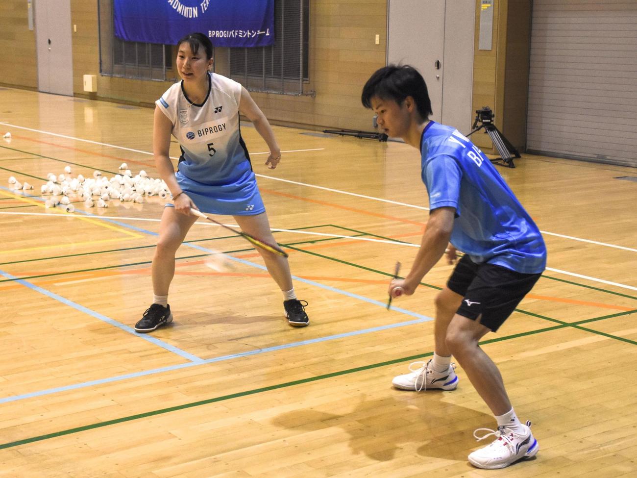 練習するバドミントン混合ダブルスの渡辺勇大（右）、東野有紗組（共同）