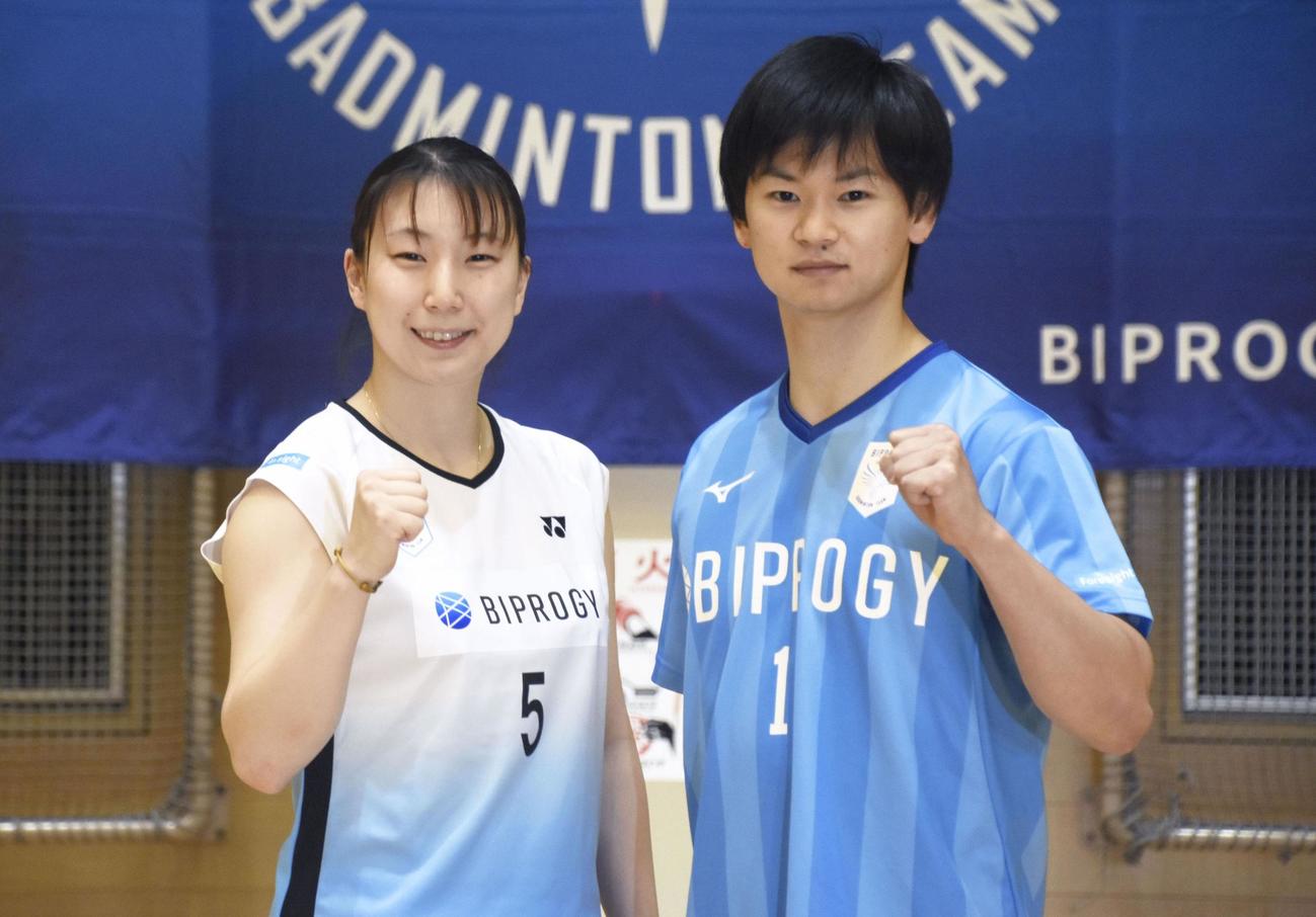 撮影に応じるバドミントン混合ダブルスの渡辺勇大（右）、東野有紗組（共同）