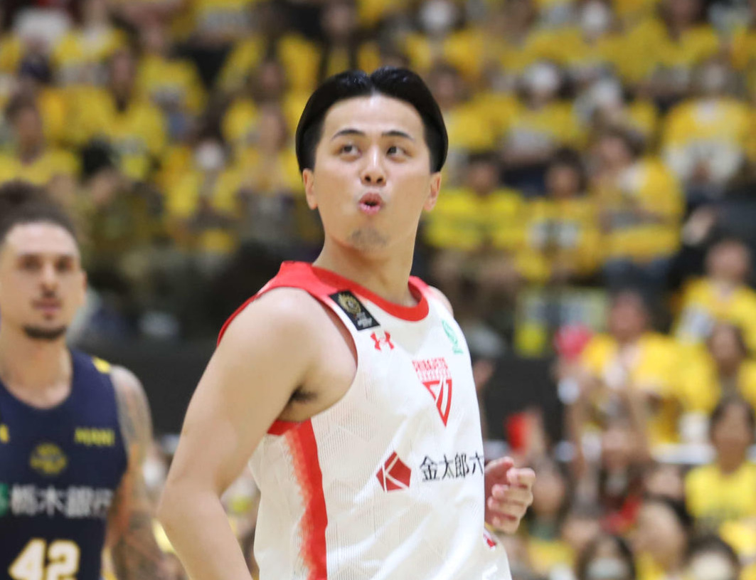 3ポイントシュートを決め、クールな表情を見せる千葉J富樫（撮影・沢田啓太郎）