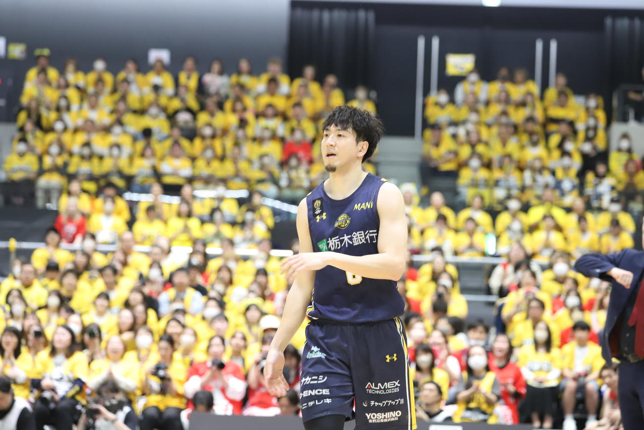 宇都宮対千葉J　多くのブレックスファンで埋まった中、プレーする宇都宮の比江島（左）（撮影・沢田啓太郎）