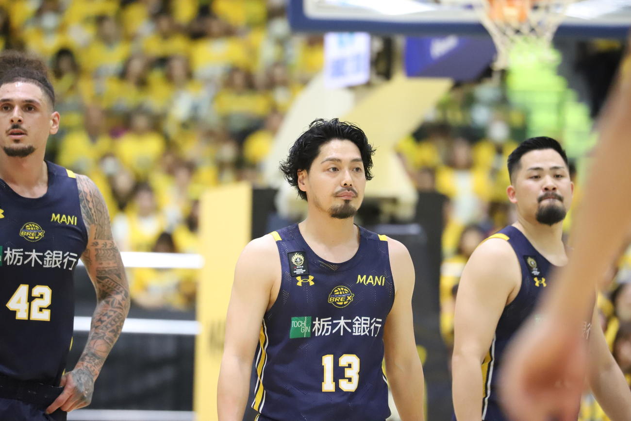 宇都宮対千葉J CS準々決勝初戦を落とし、厳しい表情の宇都宮の渡邉と鵤（右）フォトゥ（左）（撮影・沢田啓太郎）