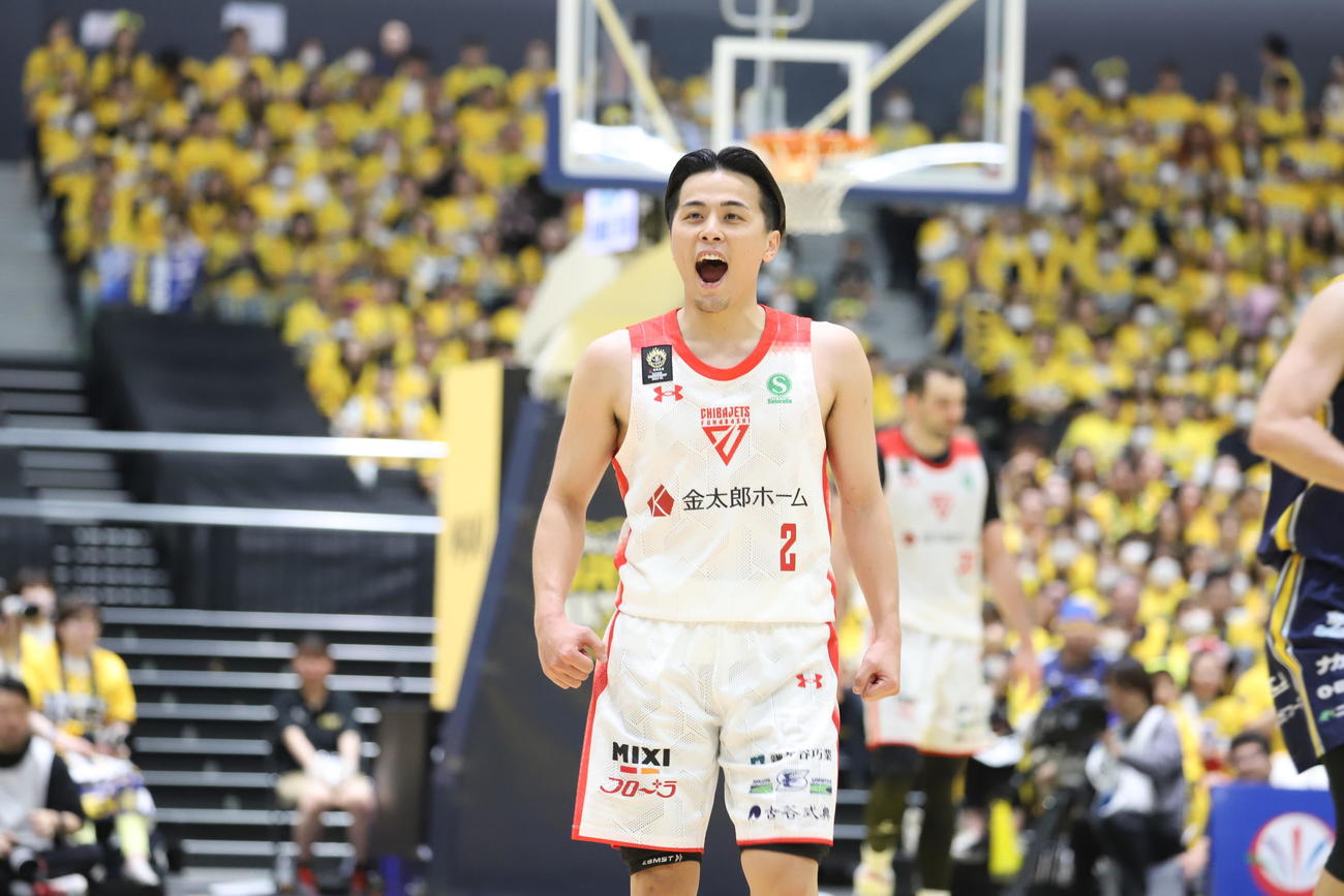 宇都宮対千葉J 3ポイントシュートを決め、雄たけびをあげる千葉Jの富樫（撮影・沢田啓太郎）