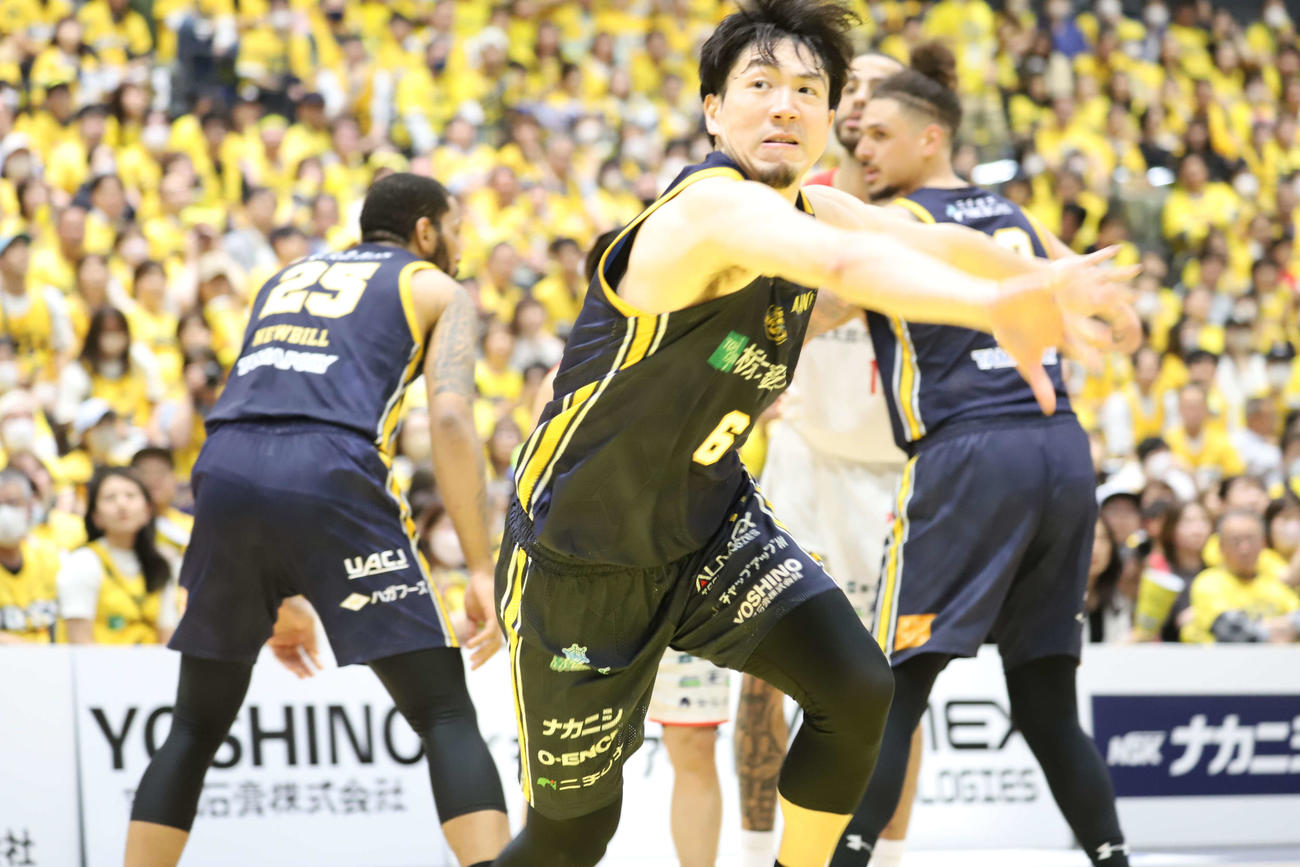 宇都宮対千葉J 1勝1敗のタイに持ち込んだ宇都宮の比江島慎は必死の形相で守る（撮影・沢田啓太郎）