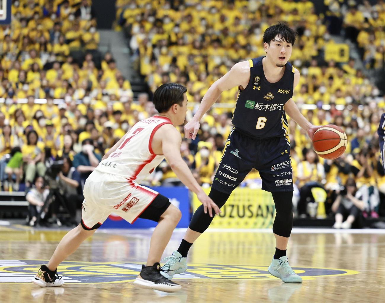 千葉J戦でボールを運ぶ宇都宮の比江島（右）（共同）