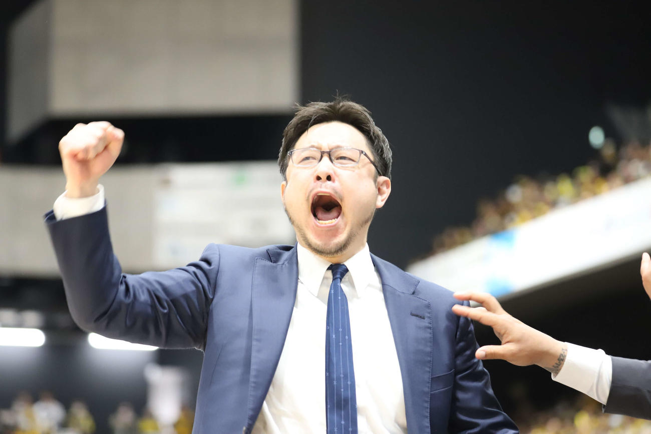宇都宮対千葉J　相手の攻撃をアウト・オブ・バーンズでしのぎ、ガッツポーズを繰り出す宇都宮の佐々宜央ヘッドコーチ（撮影・沢田啓太郎）