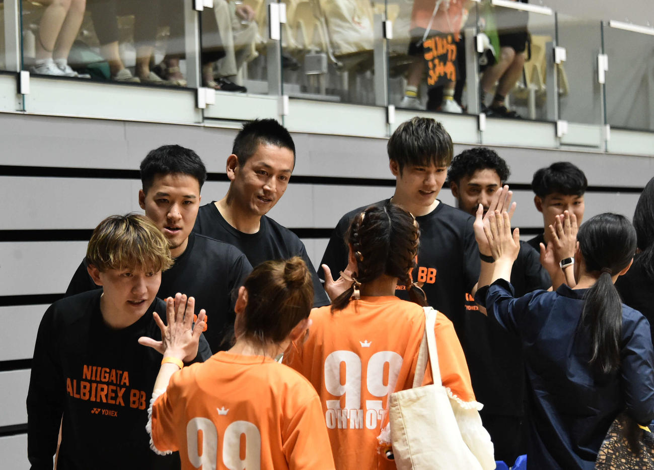イベント後、ファンをハイタッチで見送る池田（後列左から3人目）ら新潟の選手