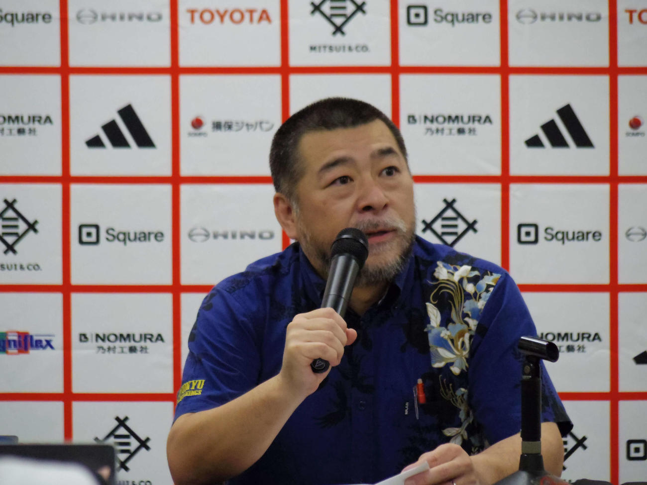 会見に臨むB1琉球の桶谷監督