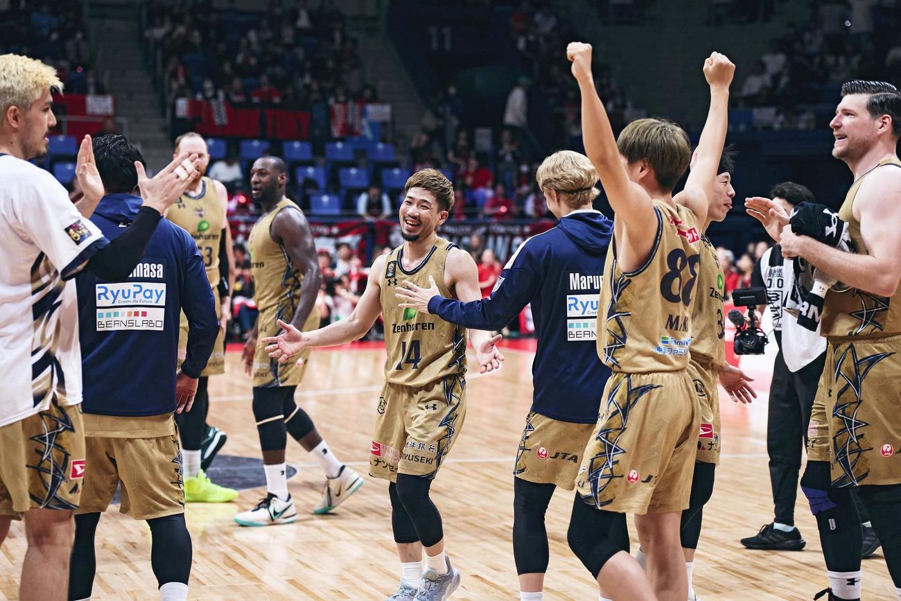 A東京を破り、喜ぶ琉球の選手たち（（C）B．LEAGUE）