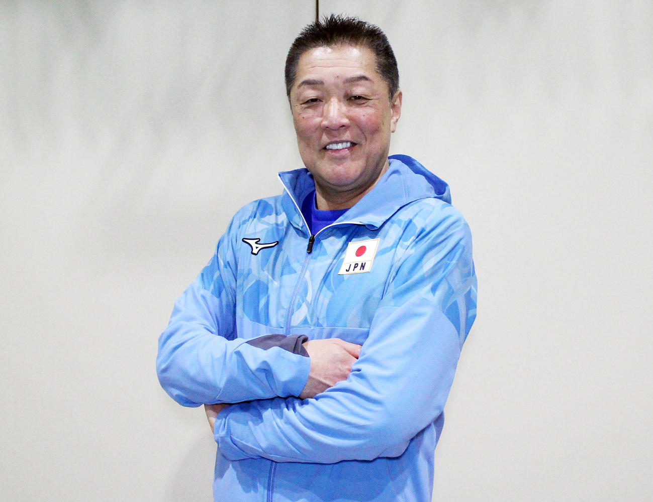 笑顔で写真に納まるバレーボール女子日本代表の真鍋監督（撮影・勝部晃多）