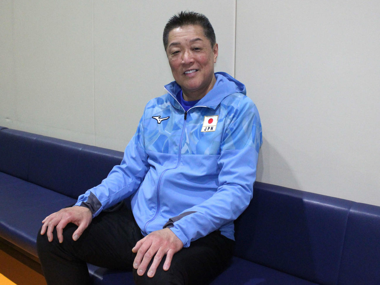 写真に納まるバレーボール女子日本代表の真鍋政義監督（撮影・勝部晃多）