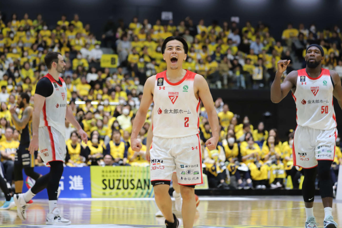 宇都宮対千葉J 2度目の延長で試合を決める3点シュートを決めてほえる千葉Jの富樫（撮影・沢田啓太郎）